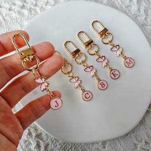 En gros exquis papillon lettre porte-clés pendentifs créatifs prénom lettres <span class=keywords><strong>voiture</strong></span> porte-clés casque sac décoration - Product Image 1