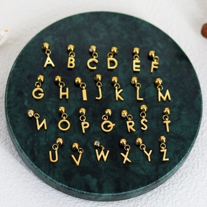 Dijes Deslizantes con Letras y Números |   Topes de Posicionamiento de Silicona con Iniciales del Alfabeto y Números del 0 al 9, Ajustables, de Acero Inoxidable con Baño de Oro PVD de 18K - Product Image 2