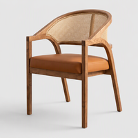 Fauteuil en rotin tressé avec dossier en bois et coussin de siège beige pour café, restaurant, hôtel, structure en bois massif
