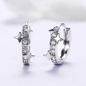 Orecchini pendenti a stella in oro bianco con cristalli rotondi e strass incastonati a griffe per donna, gioielli alla moda per feste. - Product Image 4