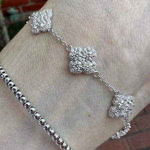 Glänzendes Silber- & Goldplattiertes Liebes-Kupferarmband mit Vierblättrigem Kleeblatt-Anhänger, Süßer Blumenstil-Charm, Feines Moissanit-Armband für Damen - Product Image 4