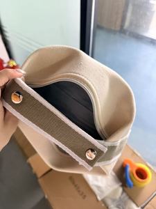 Sac cosmétique marron à chevrons avec logo personnalisé, poignée supérieure et fermeture éclair, organiseur de toilette pour marque de beauté, vente en gros - Product Image 2