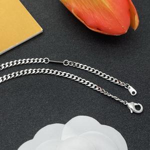 Collier pendentif monogramme en cuivre avec chaîne à maillons pour femme, idéal pour les occasions festives, un symbole intemporel près de votre cœur - Product Image 6