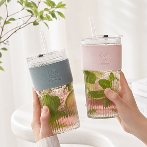 Taza de café de vidrio acanalado con tapa y pajita, logotipo personalizado en relieve, funda de cuero, apta para microondas y lavavajillas, diseño moderno para regalos - Product Image 1
