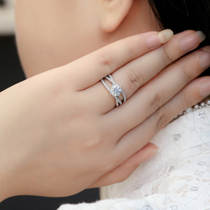 แหวนเพชรทรงกลม 1 กะรัต สี D สร้างในห้องปฏิบัติการ ยี่ห้อ J&C Luxury ตัวเรือนเงินแท้ S925 เครื่องประดับชั้นดีสำหรับผู้หญิง ของขวัญวันครบรอบ - Product Image 6