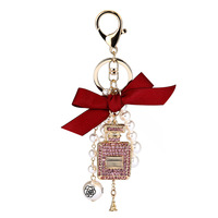 OEM/ODM version coréenne du petit vent d'encens créatif accroché à la main diamant bouteille de parfum métal porte-clés arc perle sac pendentif