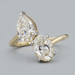 Bague exclusive Or Toi et Moi avec diamant de laboratoire de qualité supérieure taille poire et ovale, bijoux fins élégants pour fiançailles et mariage - Product Image 1