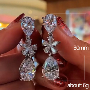 Orecchini Pendenti Floreali Creativi a Goccia per Donne, Eleganti e Scintillanti per Feste e Uso Quotidiano - Product Image 3