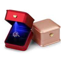 Boîte à bijoux LED bordeaux de luxe en velours PU pour bagues, colliers et boucles d'oreilles, étui d'emballage personnalisé avec logo, présentoir cadeau