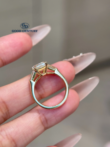 <span class=keywords><strong>Bague</strong></span> <span class=keywords><strong>de</strong></span> fiançailles Good Century en or 18 carats avec trois diamants <span class=keywords><strong>de</strong></span> laboratoire taille émeraude, alliance <span class=keywords><strong>de</strong></span> mariage, bijoux fins, cadeau <span class=keywords><strong>de</strong></span> luxe - Product Image 4
