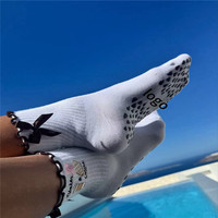 Chaussettes de yoga et de Pilates antidérapantes à rayures pour femmes, avec logo tricoté personnalisé, de haute qualité, pour la pratique du Reformer – Vente en gros