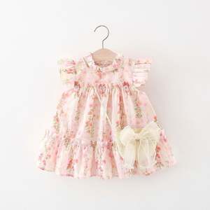 गर्मियों के मोनेट गार्डन में लड़कियों की घुटने की लंबाई वाली मक्खी आस्तीन रफ़ल परत मिठाई राजकुमारी में बांस की टोकरी शामिल है। - Product Image 1