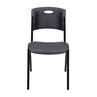 Chaise empilable en plastique noir de haute qualité et durable avec poignée pour salle de formation, conférence et école
