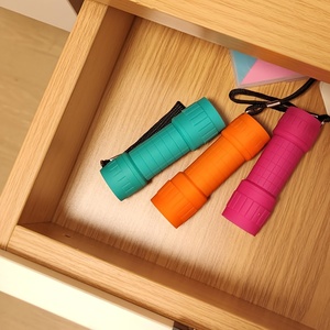 Linterna LED, disponible en varios colores, requiere 3 pilas AAA, ideal para camping, senderismo y emergencias. - Product Image 4