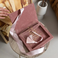 Boîtes cadeaux de luxe élégantes en velours rose pâle avec pompon fait main, pour invitations de mariage personnalisées en plexiglas doré.