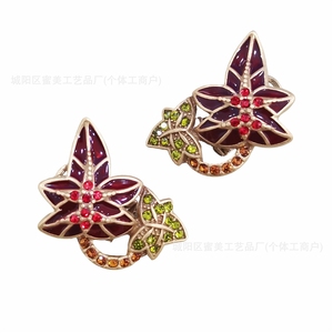 Boucles d'oreilles vintage Qingdao, clous en émail rouge-brun en forme de feuille d'érable plaqués, pour femmes - Product Image 5