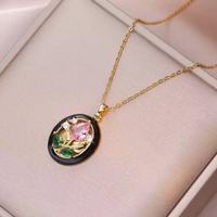 Collier vintage plaqué or avec pendentif fleur en émail imitation perle, chaîne à maillons pour femme