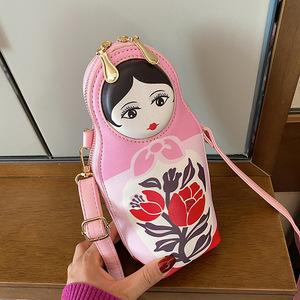Bolso de Mensajero Creativo y Divertido de Moda 2024, Nuevo Bolso Personalizado con Pintura en Aerosol, Muñecas Rusas Estéreo - Product Image 4