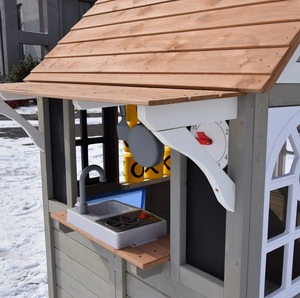 Casita de Juegos de Madera Gris para Niños, Casita de Juegos para Patio Trasero con Mostrador, Pared de Tres en Raya y Puerta con Huellas de Patas - Product Image 4