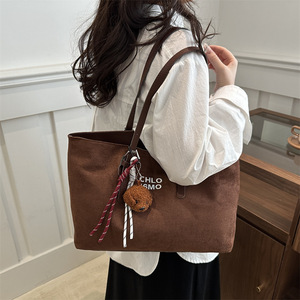 <span class=keywords><strong>Sac</strong></span> fourre-tout vintage en <span class=keywords><strong>cuir</strong></span> PU marron avec imprimé lettres, <span class=keywords><strong>sac</strong></span> à main tendance en suède texturé avec breloque ours, logo personnalisé - Product Image 5