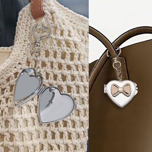 Al por mayor: Llavero de aleación plateada ligero estilo vintage coreano para espejo, con colgante de lazo de perlas Y2K, para accesorios de bolsos de nicho - Product Image 5
