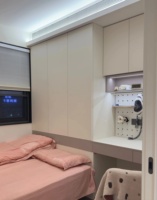 Ensemble de meubles compacts pour chambre d'enfant : armoires intégrées, bureau d'étude, éclairage LED, tons doux
