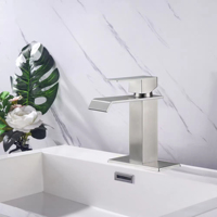 Robinet de lavabo de salle de bain à bec cascade et poignée unique