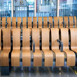 Banco Comercial Contemporáneo con Listones de Madera Curvados, Respaldo y Reposabrazos, Muebles para Espacios Públicos Interiores - Product Image 4