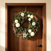 Künstlicher Weihnachtskranz mit Tannenzapfen und Ornamenten, immergrüner Türkranz für die Weihnachtsdekoration zu Hause, Großhandel.