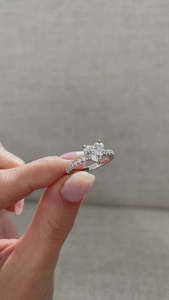 Anillos de compromiso elegantes con tachuelas de diamantes de laboratorio con corte de corazón de lujo, anillo de promesa de Halo oculto de aniversario de boda de oro puro de 18K para ella - Product Image 3