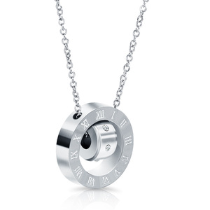 Collana con Numeri Romani in Stile Europeo e Americano, Ciondolo in Acciaio Inossidabile a Doppio Anello Cavo, Design Semplice e Personalizzato - Product Image 3