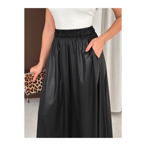 Jupe longue noire effet cuir brillant pour femme avec poches, longueur 95 cm - Product Image 2