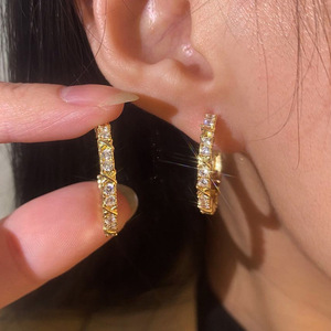 Orecchini a cerchio a forma di X per donna, con accenti scintillanti, eleganti gioielli alla moda per le orecchie - Product Image 3