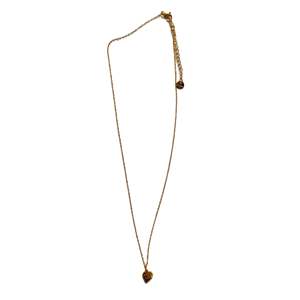 Collar con Colgante de Acero Inoxidable 316L Chapado en Oro PVD, Amuleto de Corazón Resistente y Sostenible, Joyería de Moda - Product Image 1