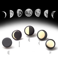 Boucles d'oreilles clous artisanales en bois de santal violet phase de lune et laiton, aiguille en argent S925, bijoux célestes zen, vente en gros personnalisée OEM ODM