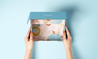 Échantillon gratuit sérigraphié de boîte-cadeau en carton ondulé personnalisable pour l'emballage de vêtements et de magasin