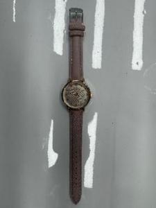 นาฬิกาข้อมือ HYF ขนาด 30 มม. ตัวเรือนทองสัมฤทธิ์ สายหนังแท้ หน้าปัดอนาล็อก กระจกแซฟไฟร์ ดีไซน์หรูหราสำหรับทุกเพศ - Product Image 3