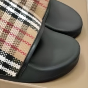 Zapatos sencillos y modernos estilo hogareño con rayas a cuadros. Zapatos de interior cómodos, suaves y antideslizantes. - Product Image 1