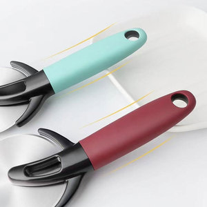 Cortador de pizza multifuncional de acero inoxidable con cubierta protectora, herramienta de cocina con mango de plástico, para pizza - Product Image 3