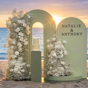 Luxueus gebogen hoornvormige boog met groene hortensia's, witte rozen en zijden bloemenarrangement op gouden standaard voor ceremonie, gangpad of achtergrond. - Product Image 1