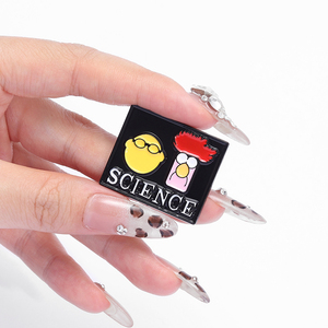 Spilla in smalto creativa a tema scienza e fisica (Protono, Elettrone, Neutrono) con scritta 'TRUST ME I'M A DOCTOR', distintivo <span class=keywords><strong>per</strong></span> zaino, gioiello, <span class=keywords><strong>regalo</strong></span> <span class=keywords><strong>per</strong></span> amici - Product Image 3