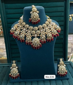 Conjunto de collar nupcial tradicional Kundan con cuentas color granate y piedras chapadas en oro de lujo, ideal para novias en bodas y compromisos. - Product Image 1