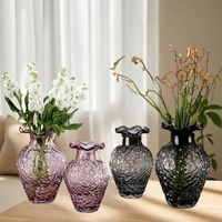 Vase en verre artisanal et peint à la main, style minimaliste américain, couleur crème, bord festonné fraise, design moderne du milieu du siècle, ornement de bureau pour