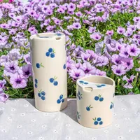 Tasse de gorgée de poterie faite à la main d'impression de myrtilles blanches, tasse de café de fruit cadeau de voyage de jour d'anniversaire pour elle