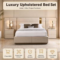 Ensemble de lit capitonné moderne de luxe sur mesure avec tête de lit large et tables de chevet assorties pour chambre d'hôtel/villa