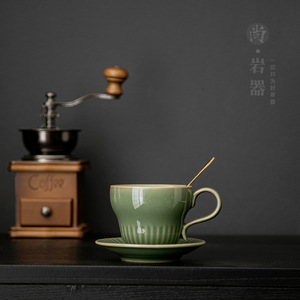 Tasse à café en céramique vert céladon rétro avec soucoupe 200 ml, finition mate, pour le thé de l'après-midi - Product Image 1
