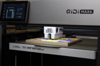 Printer 3D Format Besar Industri QIDI MAX4 Volume Cetak 390x390x340mm Teknologi FDM Multiwarna Kalibrasi Otomatis Penuh
