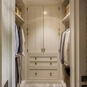 Armarios Empotrados de Diseño Moderno con Acabado en Laca Mate Blanca sin Tiradores - Product Image 3