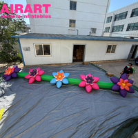 Décorations de fête avec des chaînes de fleurs gonflables. Fleurs gonflables de différentes couleurs combinées pour la présentation.