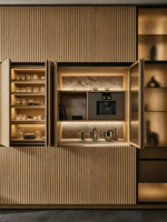 Meuble de chambre d'hôtel moderne en bois à usage commercial avec plateau en marbre, machine à café intégrée, design de porte en dalle et compartiment de rangement.